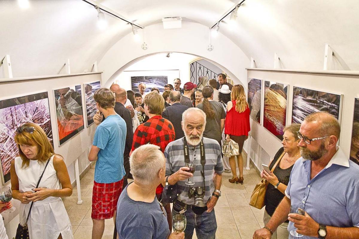 Wernisaż wystawy w Małej Galerii Fotografii.<br/>fot.Jacek Szwic