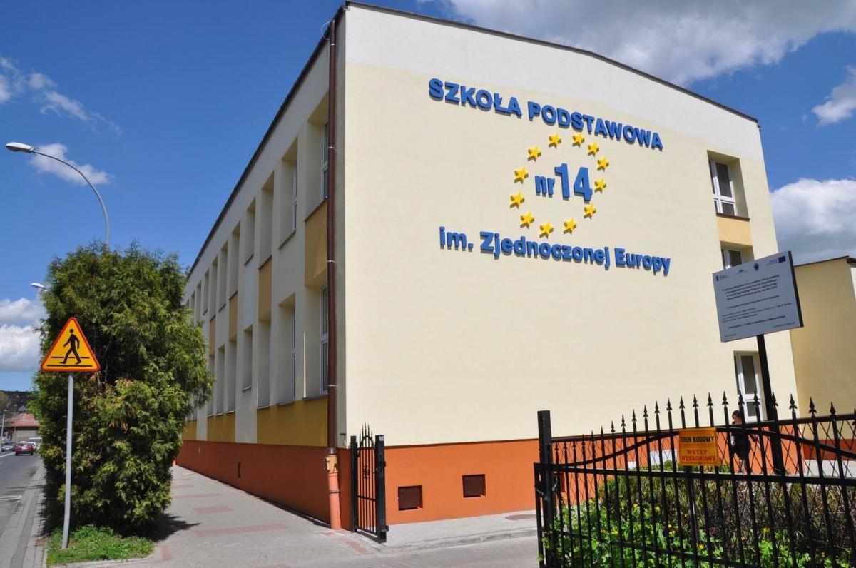 Szkoła Podstawowa nr 14 w Przemyślu od wielu lat czeka na salę gimnastyczną z prawdziwego zdarzenia. Przyznana dotacja budzi nadzieję na jej wykonanie.