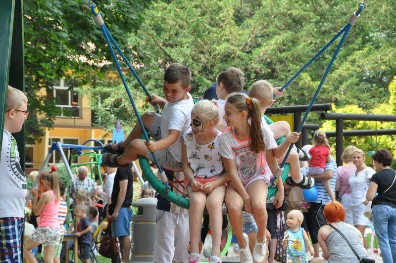 Plac zabaw przy Ogródku Jordanowskim ruszył przy udziale tłumu dzieci.<br/>fot.UM Jarosław