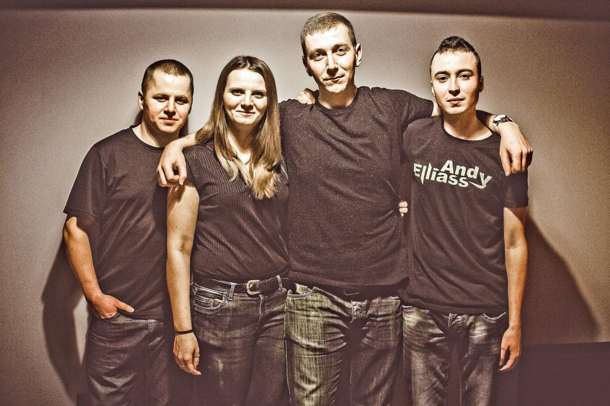  Zespół tworzą Kondrat, Krzysiek, Michał i Justyna – miłośnicy muzyki trance.