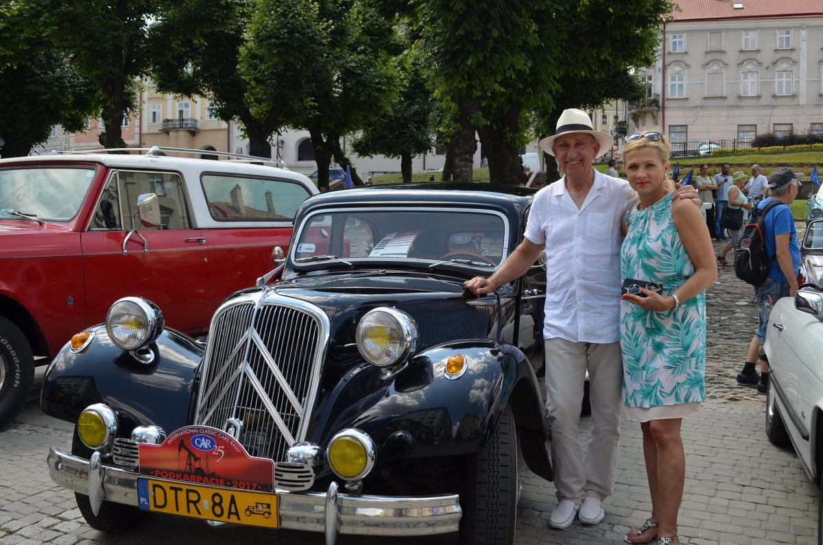 Renata i Adam Kamińscy z Dolnego Śląska, z okolic Wrocławia. Właściciele 8 retro pojazdów. W Przemyślu prezentowali Citroena B 11 z 1953 r. Po renowacji auto przejechało 40 tys. km. Można się nim „rozpędzić” do 115 km/h, jednak bezpieczna prędkość dla tego pojazdu to 70km/h. <br/>fot.Aleksandra Biał
