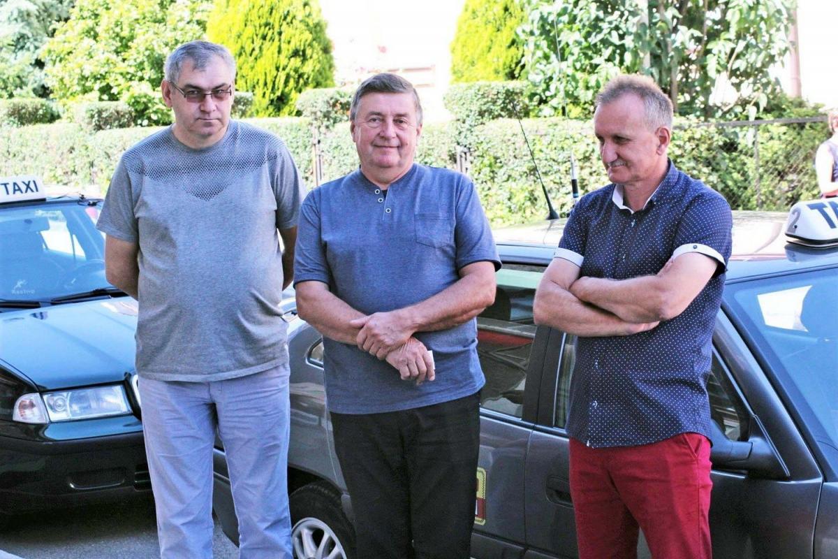 – Wyższe ceny paliwa, to mniejsze nasze zarobki. Taksówka, to dziś tylko możliwość dorobienia – uważają taksówkarze z Jarosławia.<br/>fot.Roman Kijanka