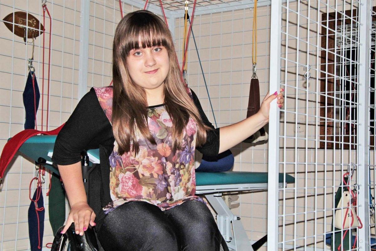 Iwona Blok – 15-latka pełna wiary, że kiedyś zacznie chodzić, choć dziś porusza się na wózku.<br/>fot.Roman Kijanka