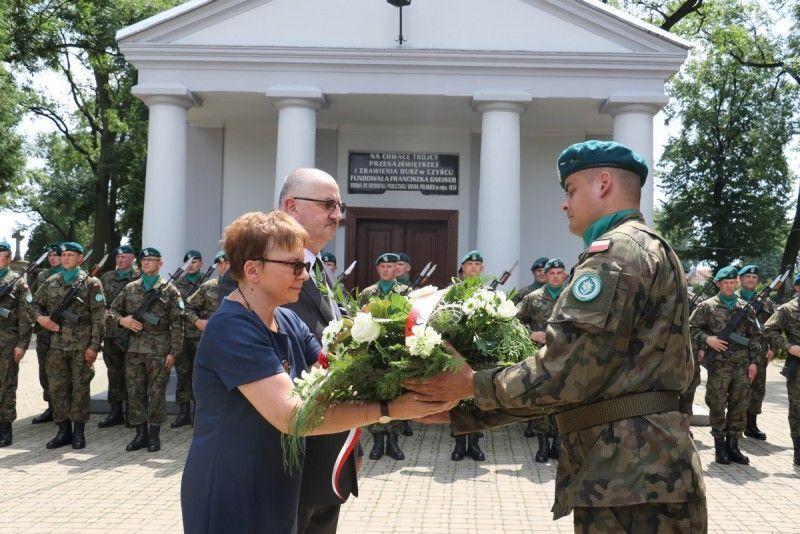 Kwiaty pod pomnikiem upamiętniającym ofiary nacjonalistów ukraińskich składali m.in. przedstawiciele rodzin, które z tragedią wołyńską spotkały się bezpośrednio.  <br/>fot.UM Jarosław