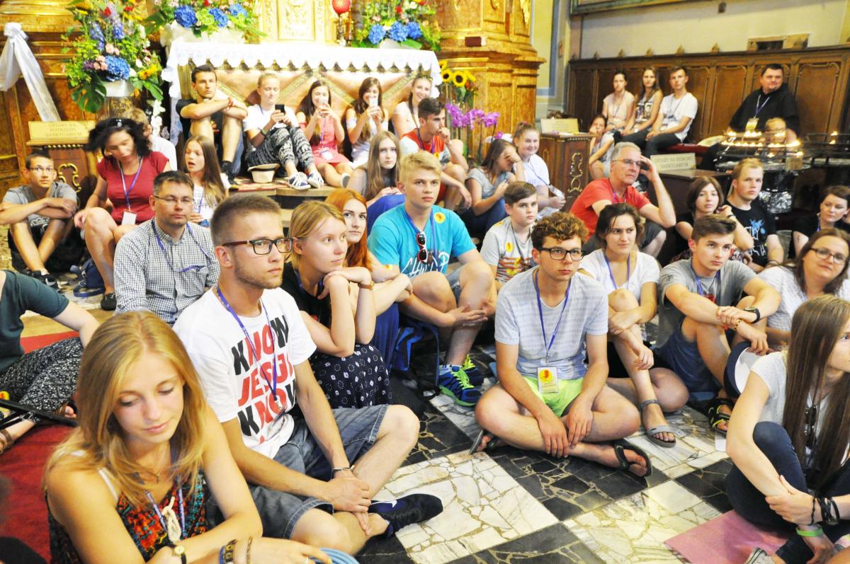 Tłumnie zgromadzona młodzież chętnie korzysta z atrakcji i spotkań.<br/>fot.Paweł Bugira
