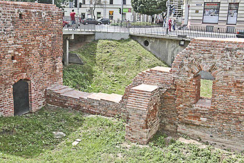 Zabytkowe mury będą zabezpieczone, częściowo otynkowane, a częściowo ujednolicone kolorystycznie.