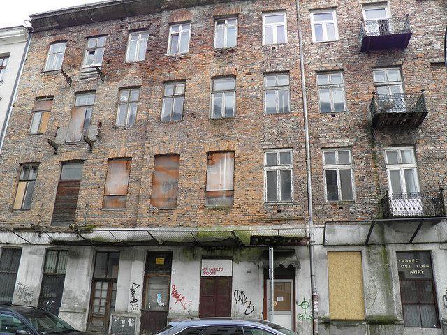 – Kierowanie osób aspołecznych do pustostanów to nie jest pomysł na tworzenie jakiegoś getta czy slumsów, ale wreszcie musimy powiedzieć dość! Będziemy takie sprawy zgłaszać do sądu – stwierdził zastępca prezydenta Przemyśla Janusz Hamryszczak. <br/>fot.ze zbiorów własnych