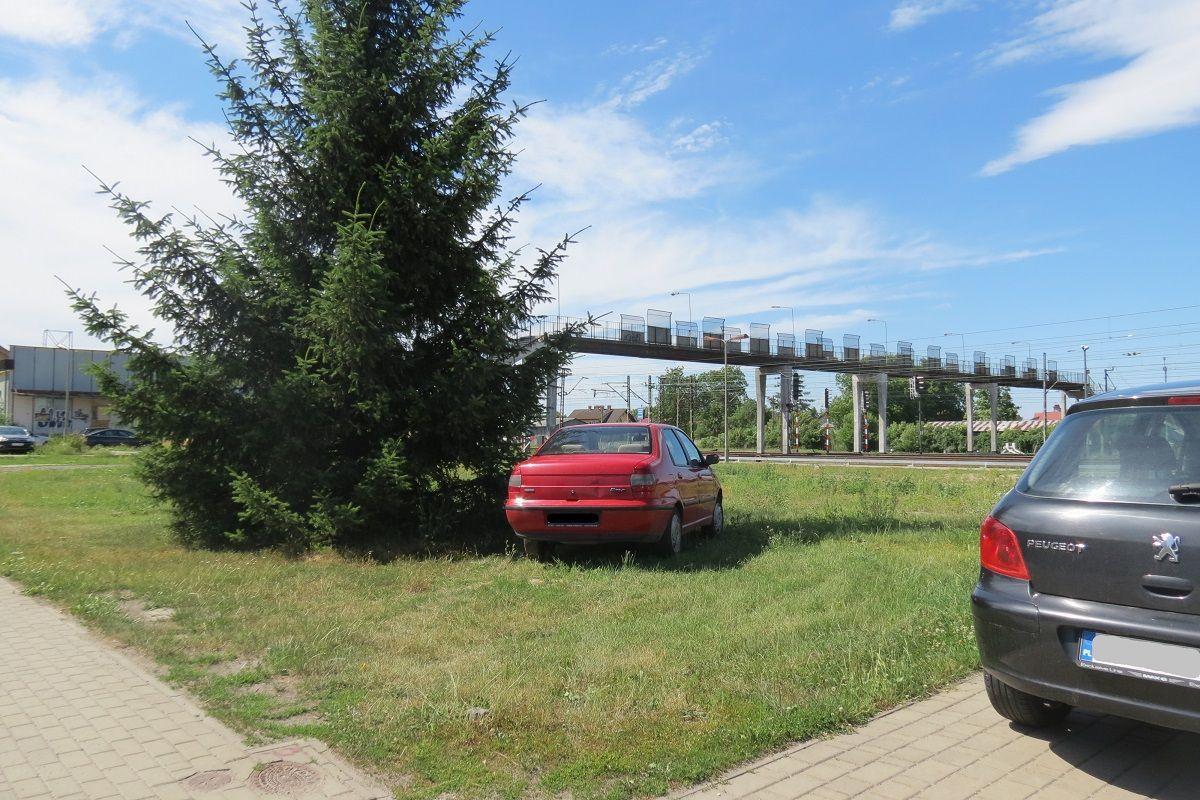 Ze względu na niewystarczającą liczbę miejsc, kierowcy są zmuszeni parkować na nieprzystosowanym jeszcze terenie, który w przyszłości ma posłużyć do budowy parkingu.<br/>fot.Barbara Chmura