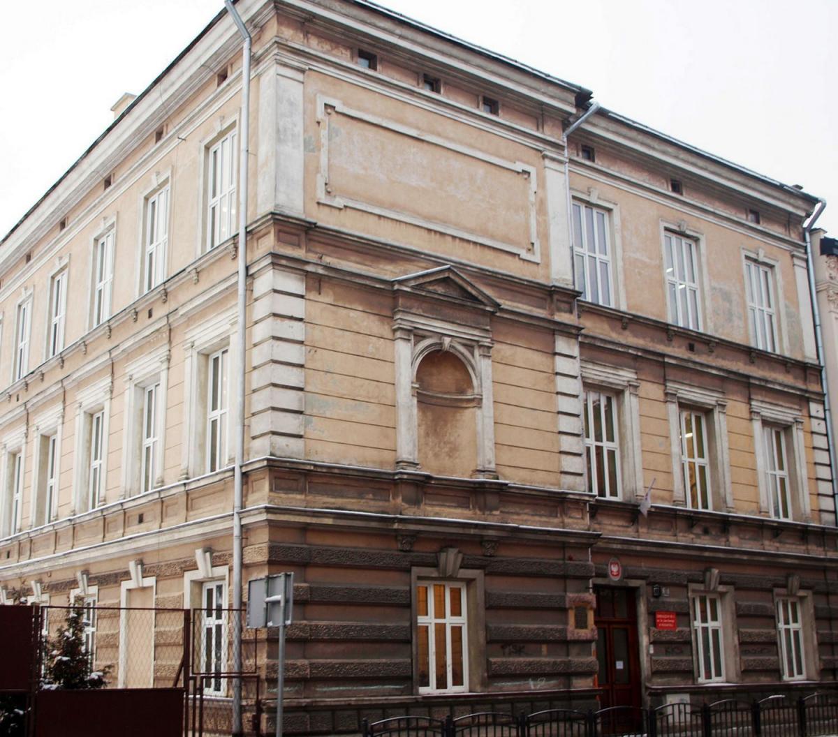 Wciąż nie wiadomo, co się stanie z budynkiem Gimnazjum nr 5 przy ulicy Grunwaldzkiej. Od 1 września br. przejdzie w trwały zarząd dyrekcji SP 4.<br/>fot.Mariusz Godos