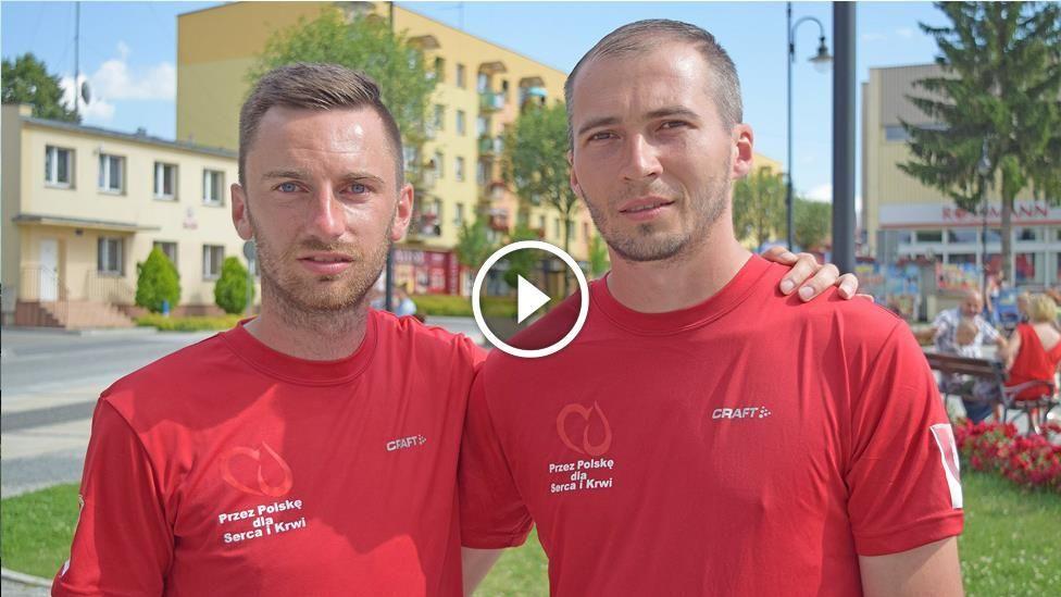 Na zdjęciu Łukasz Domin oraz Sławek Hadro – „giganci”, którzy w dziewięć dni przebiegli Polskę z północy na południe.<br/>fot.Miłosz Wilgucki