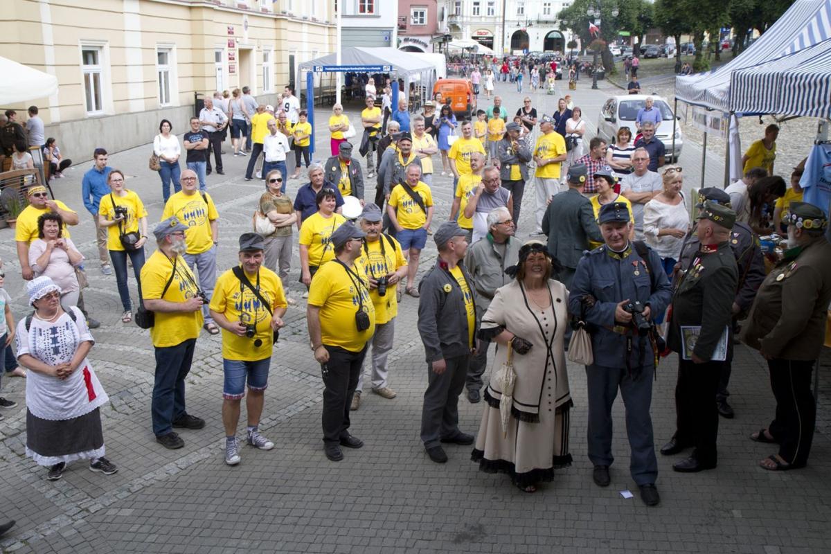 Rynek zapełniła szwejkowska brać w żółtych koszulkach.<br/>fot.Jacek Szwic