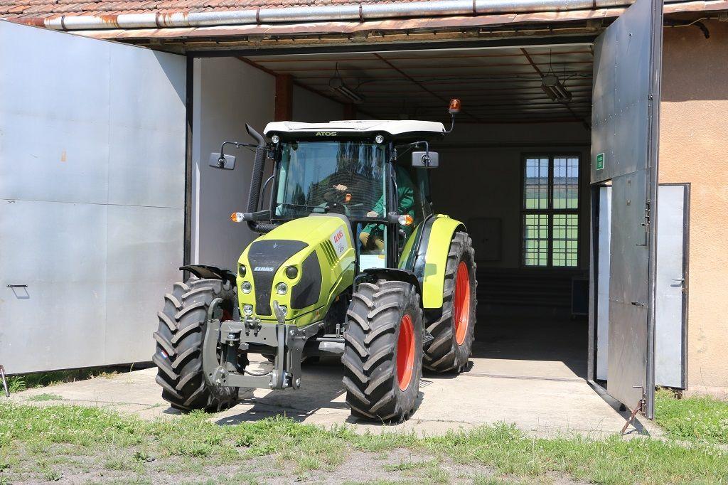 Ciągnik zakupiony do szkoły w Radymnie to jeden z nowocześniejszych typów w swojej klasie. Urządzeni o mocy blisko 100 koni mechanicznych jest w pełni zautomatyzowane, posiada program Agropilot wyposażony w GPS.<br/>fot.Starostwo Powiatowe w Jarosławiu