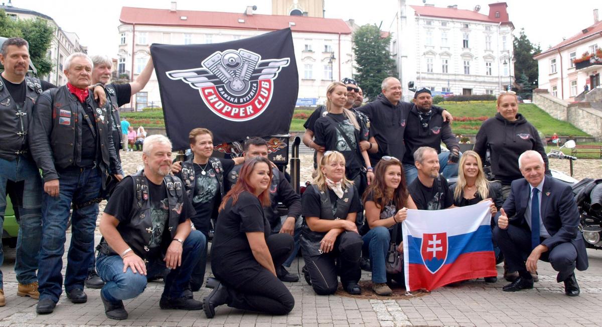 Słowacka grupa motocyklistów z „Chopper Clubu” z Bańskiej Bystrzycy na przemyskim Rynku.<br/>fot.Mariusz Godos