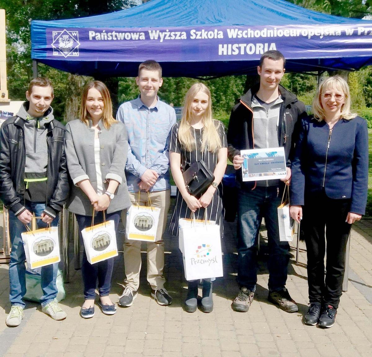 Finaliści konkursu „Wiedza o Samorządzie Terytorialnym”: Jakub Ostrowski, Anna Rudecka, Sebastian Czech, Anastasia Stetsivka, Karol Kryński, dr Elżbieta Dybek.