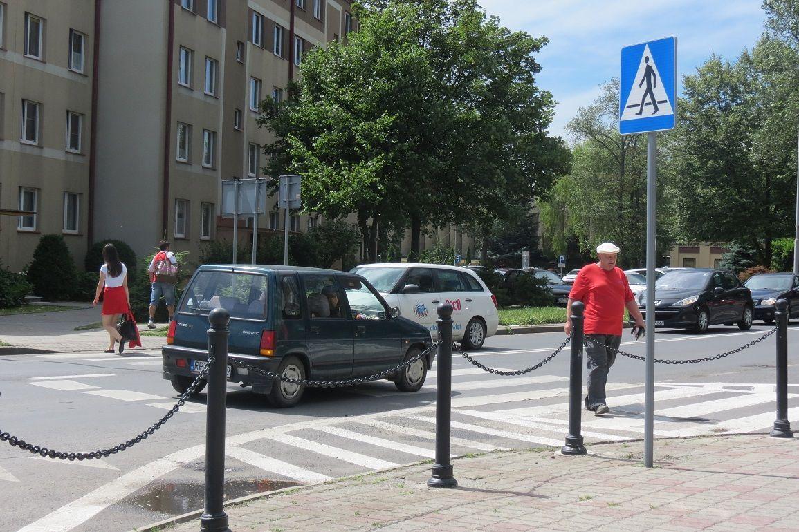 Na drodze wojewódzkiej samochody przejeżdżają niemal bez przerwy. Piesi radzą sobie, jak mogą. Wtargnięcie na pasy obok KRUS nie jest tu rzadkością.<br/>fot.Barbara Chmura