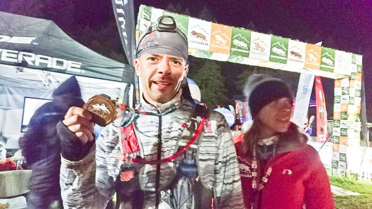 Ksiądz Michał Kozak na mecie Biegu Rzeźnika Ultra 100. <br/>fot.zbiory własne