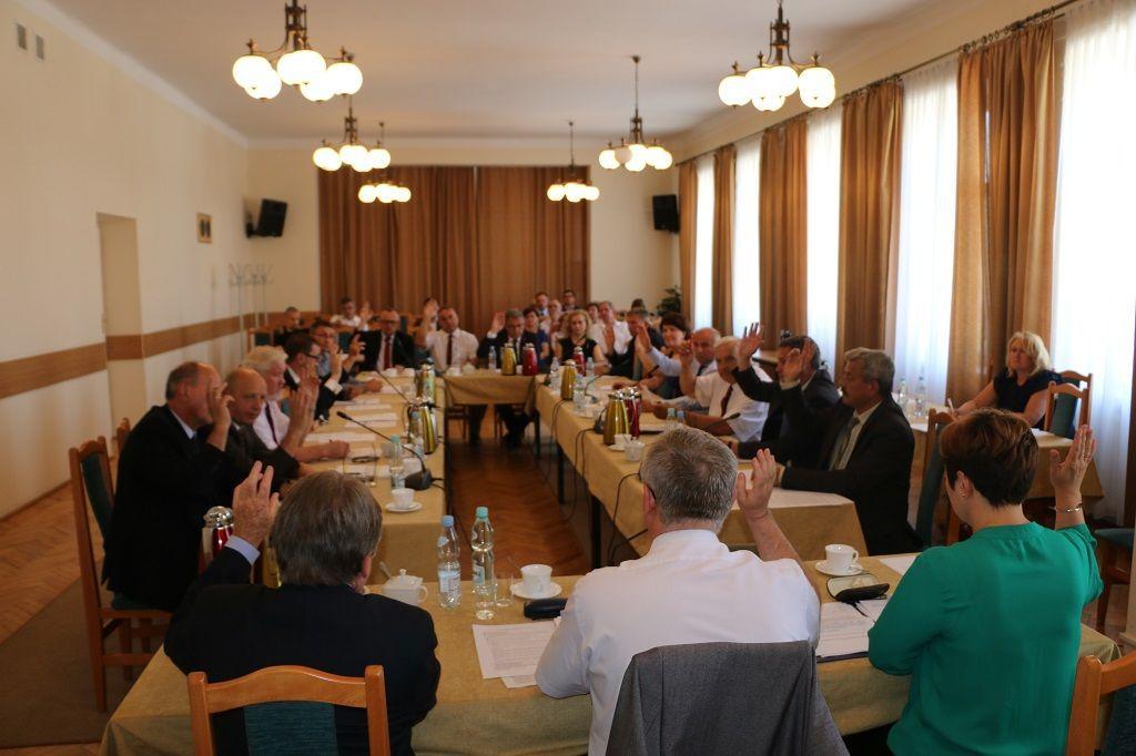 Starosta jarosławski Tadeusz Chrzan uzyskał od radnych absolutorium za wykonanie budżetu w 2016 r.<br/>fot.Starostwo Powiatowe w Jarosławiu
