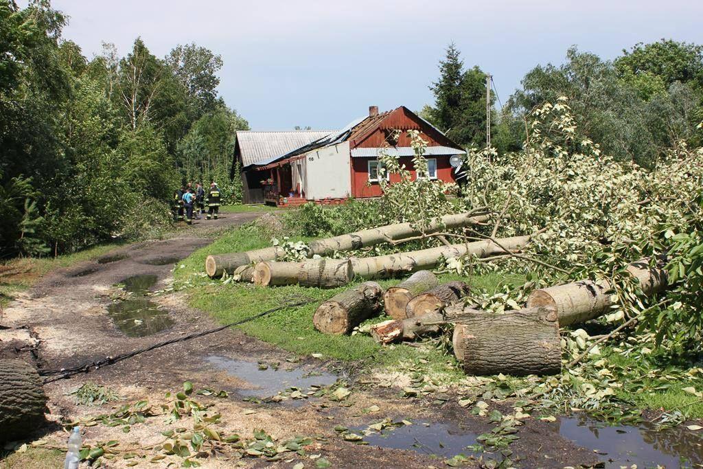 Burza w całości lub częściowo zerwała dachy z kilku domów.<br/>fot.OSP Gać