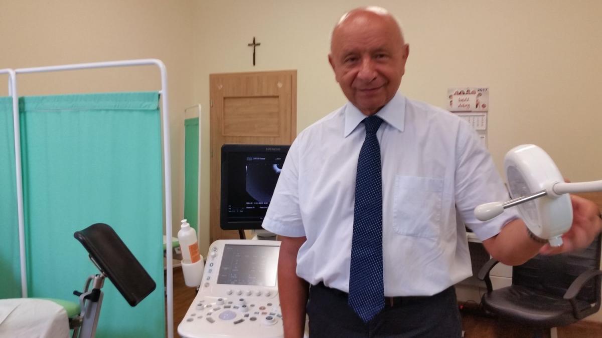 Koordynator szkoły rodzenia prof. Bogdan Chazan zapewnia, że jest przygotowany na każdą okoliczność, nawet na odbieranie porodu w miejscu, gdzie odbywają się zajęcia. <br/>fot.BR 