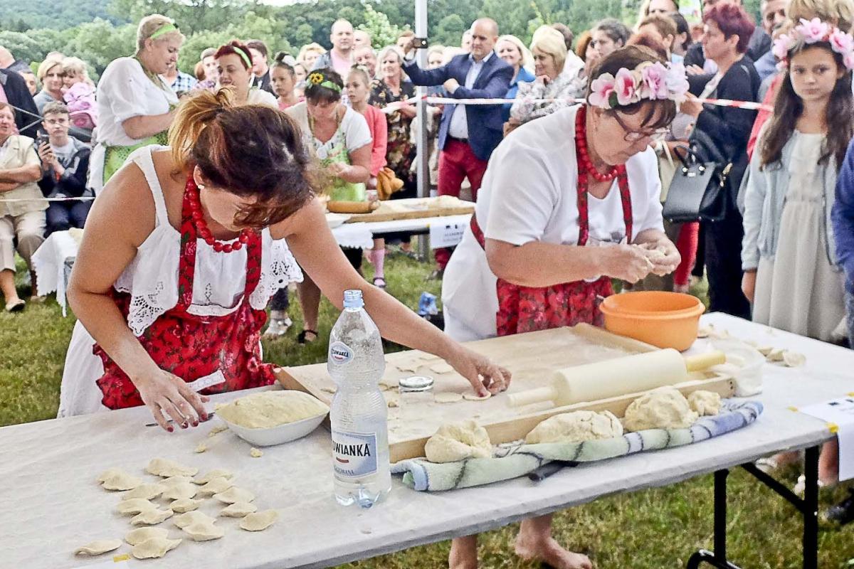 W lepieniu pierogów bezkonkurencyjne były panie z Łętowni .<br/>fot.Jacek Szwic
