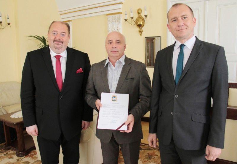 Waldemar Paluch wręczył Jackowi Wojtasowi akt powierzenia stanowiska dyrektora. Gratulacje przekazał zastępca burmistrza Dariusz Tracz.<br/>fot.Małgorzata Młynarska UM Jarosław