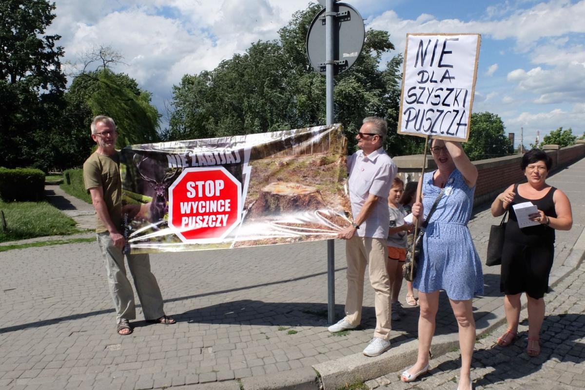 Piątkowa pikieta w obronie Puszczy Białowieskiej.<br/>fot.Jacek Szwic
