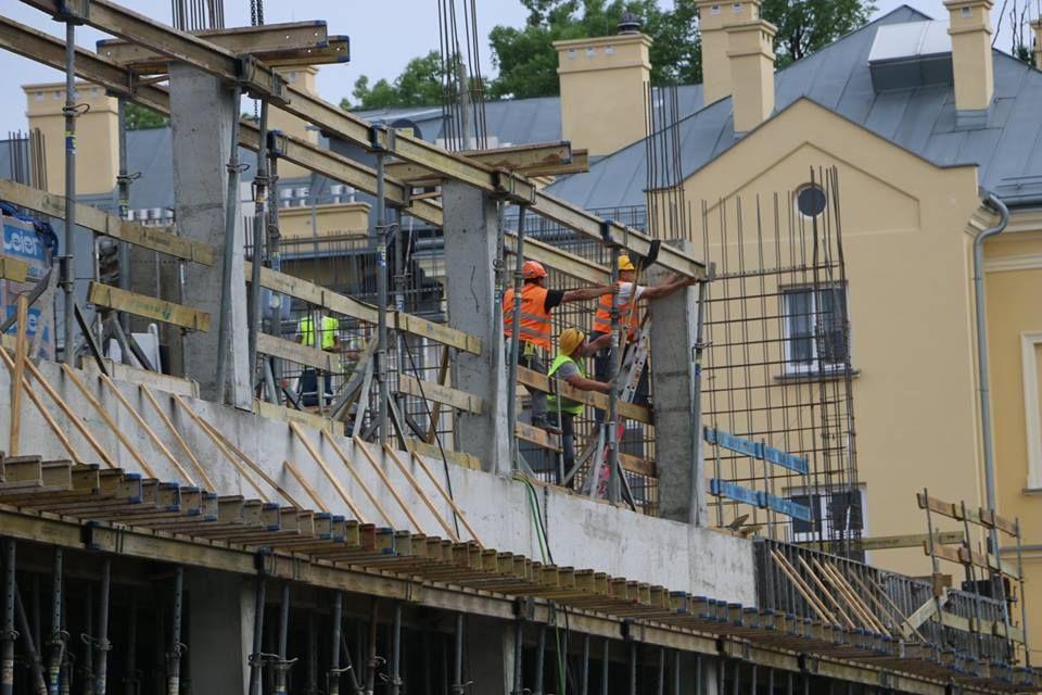 Na terenie Centrum Opieki Medycznej w Jarosławiu trwają intensywne prace przy budowie nowego budynku dla potrzeb bloku operacyjnego, oddziału ginekologiczno-położniczego i neonatologicznego.<br/>fot.Starostwo Powiatowe w Jarosławiu