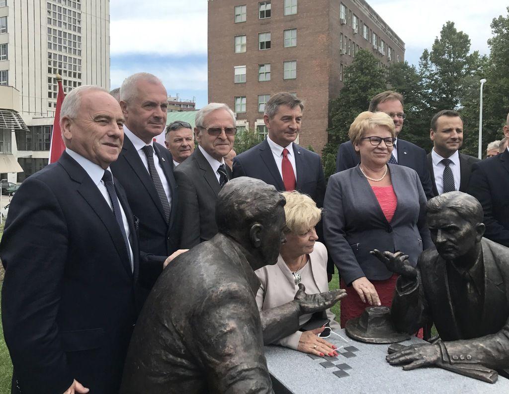 Prezydent Przemyśla Robert Choma i Marszałek Sejmu RP Marek Kuchciński podczas odsłonięcia pomnika-ławeczki Henryka Sławika i Jozsefa Antalla seniora na placu Goldmanna w stolicy Węgier Budapeszcie.<br/>fot.UM Przemyśl