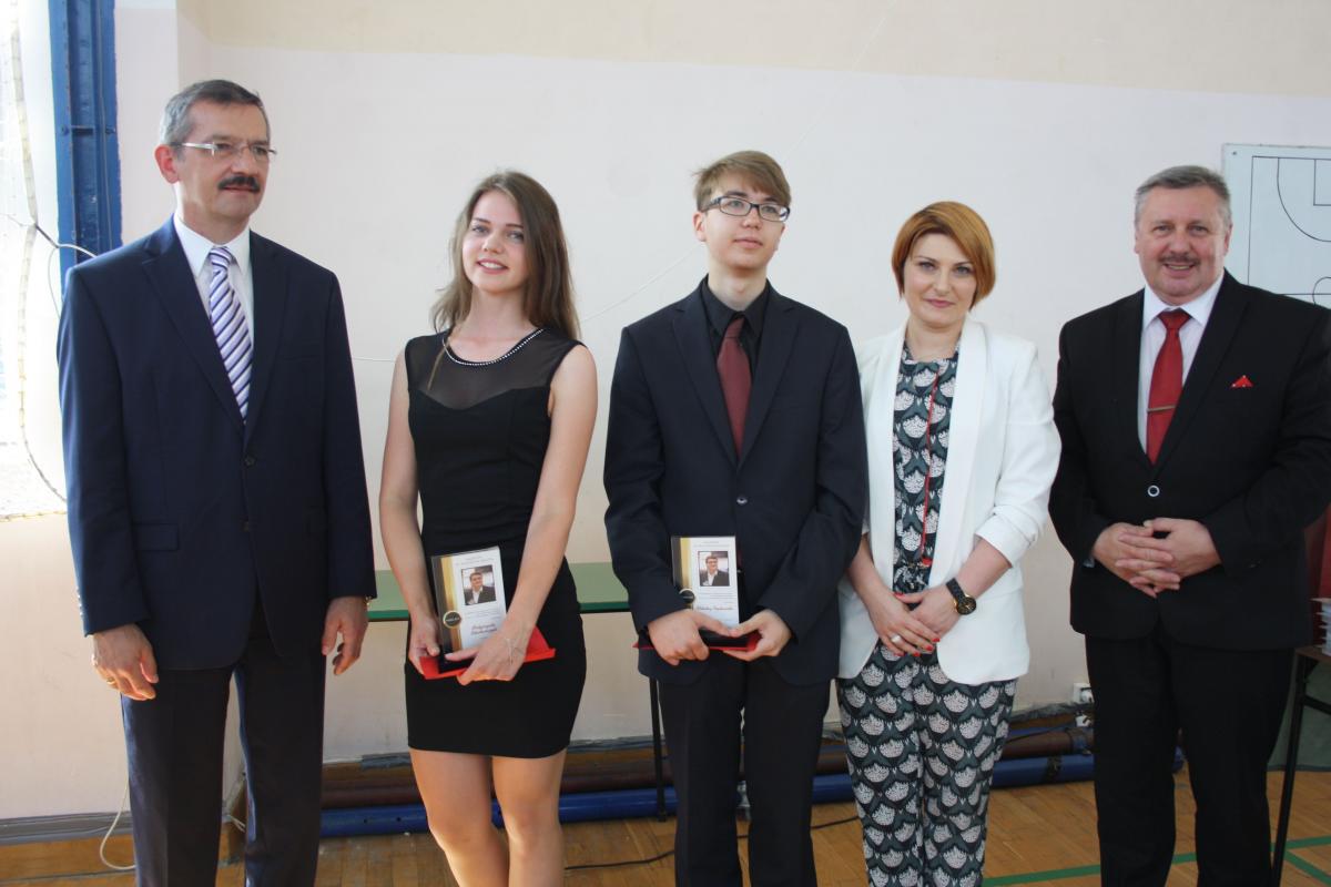 Laureaci nagrody im. Wojciecha Inglota dla najlepszego chemika. Od lewej: dyrektor II LO Mariusz Zamirski, Małgorzata Blecharczyk, Mikołaj Popławski, Renata Stec (przedstawicielka filmy „Inglot”) oraz nauczyciel chemii Marian Sztaba.<br/>fot.ze zbiorów własnych