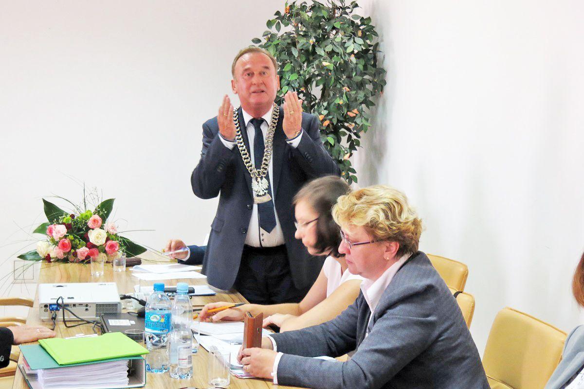 Burmistrz miasta i gminy Sieniawa Adam Woś wyjaśnił, że jeśli inwestor inwestuje w gminie, która jest w całości objęta Sieniawskim Obszarem Chronionego Krajobrazu, to rolą burmistrza jest tylko przekazanie dokumentów do instytucji państwowych.<br/>fot.Barbara Chmura