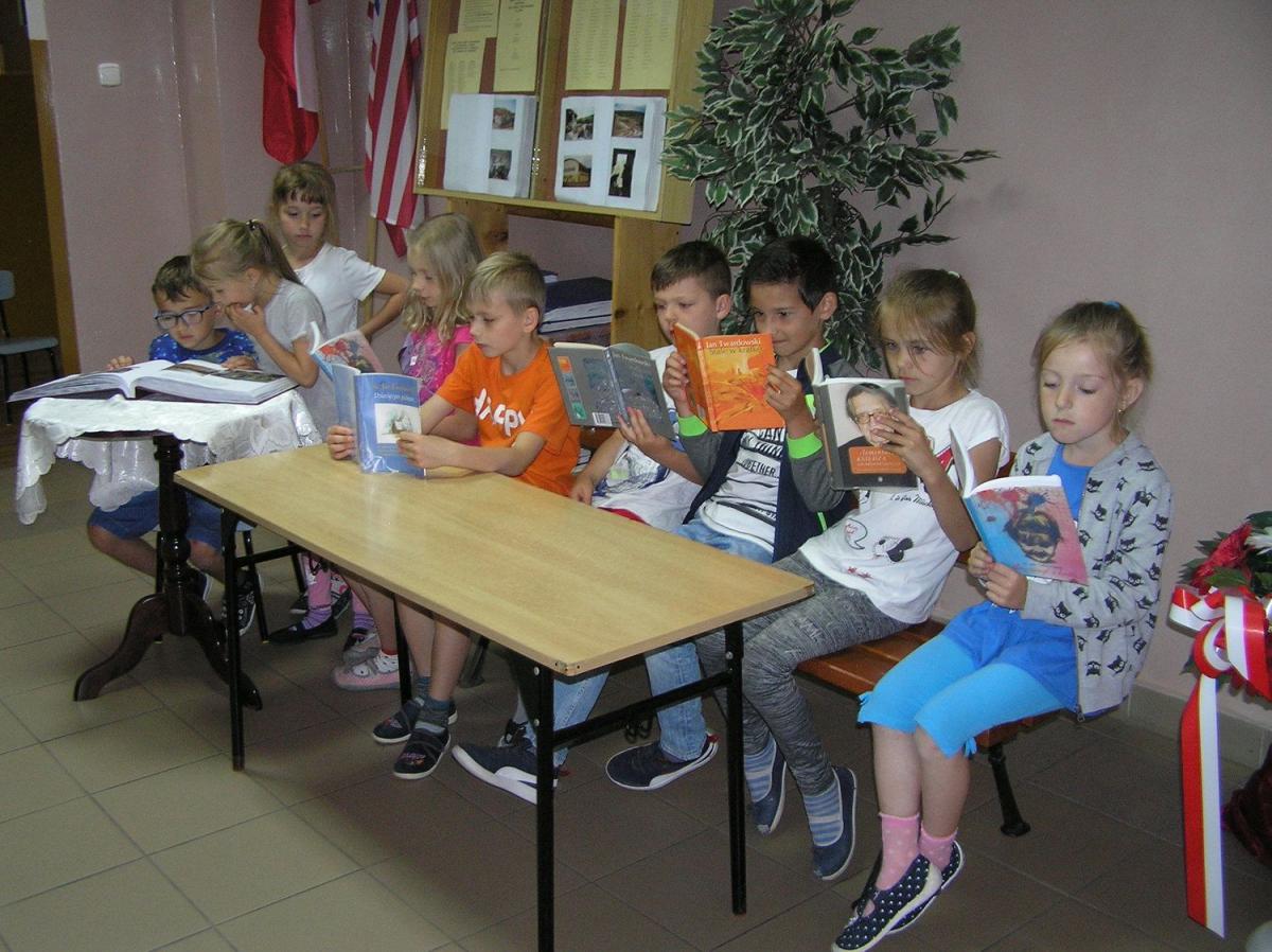 Szkolna społeczność placówki w Lipie pamięta o swoim patronie. Szlak sentymentalnej podróży, którą były tegoroczne obchody Dnia Patrona – ks. Jana Twardowskiego, nakreśliły jego wiersze.