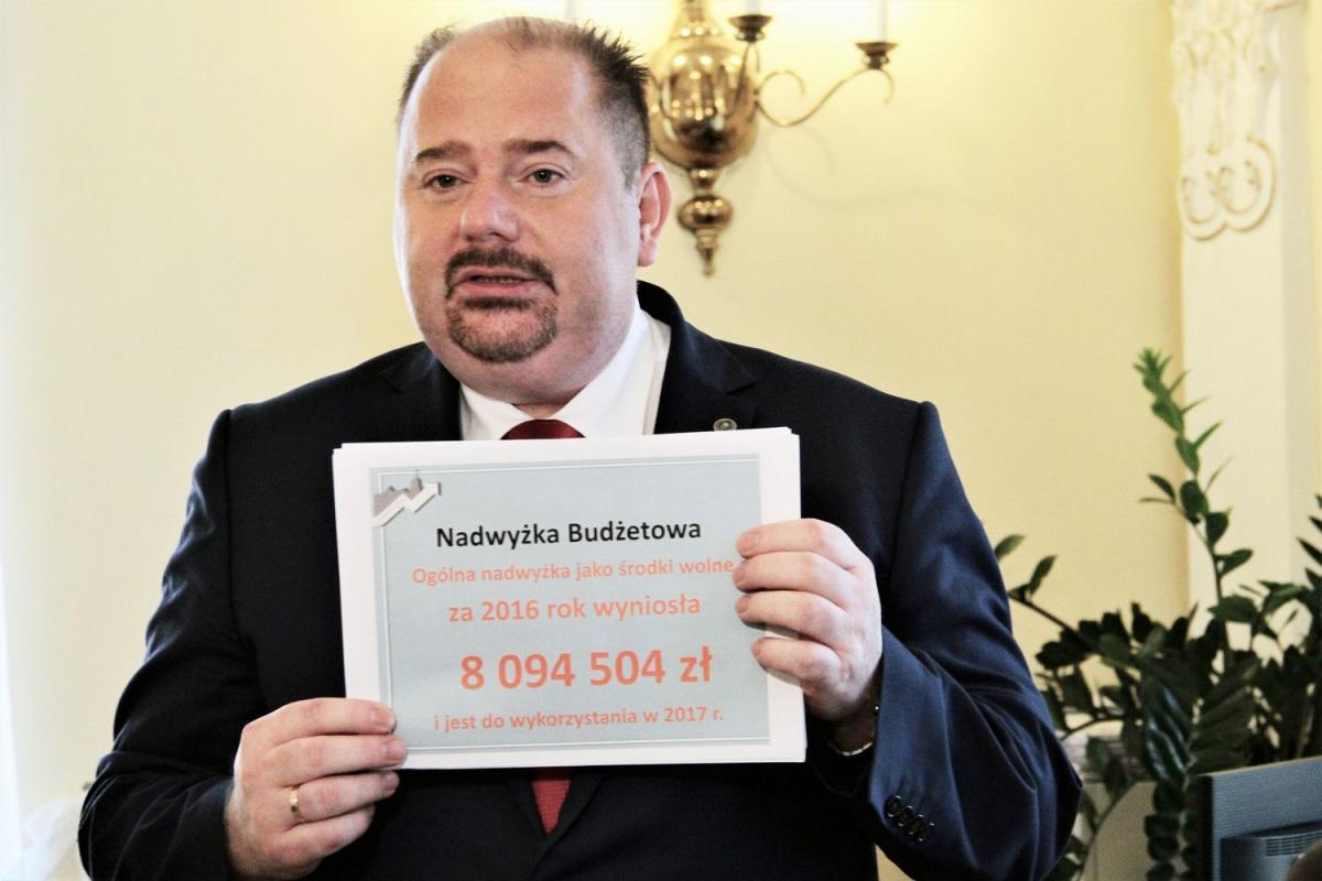 Burmistrz Waldemar Paluch tłumaczył, wyjaśniał i zbijał argumenty radnych. Pokazywał też oszczędności.<br/>fot.Roman Kijanka