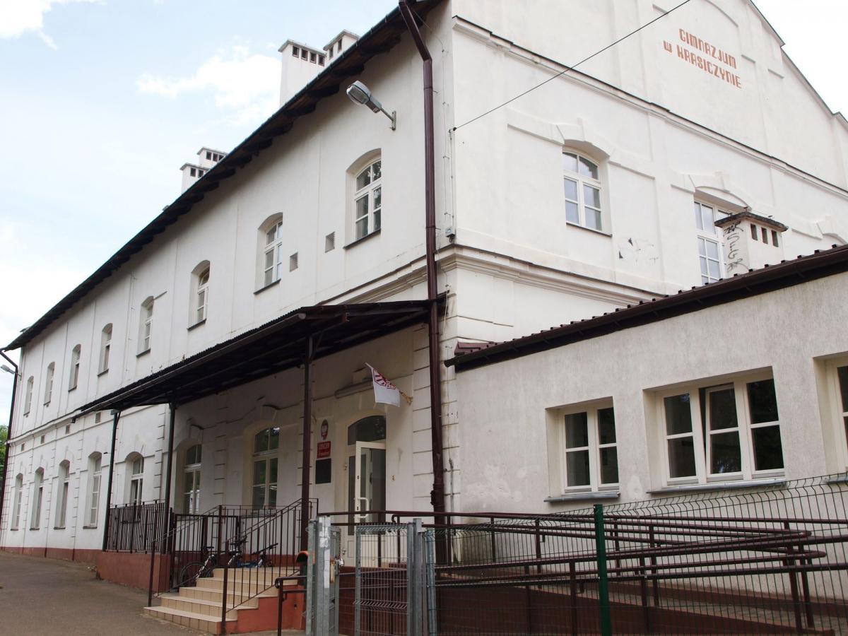 Dzień po wyborze nowego dyrektora Szkoły Podstawowej im. św. Jadwigi Królowej w Krasiczynie, w tamtejszym gimnazjum zaczęła się – jak określili to nauczyciele – jazda bez trzymanki. Ich zdaniem, pełniący obowiązki dyrektora obrażał ich i „dziękował” za wybór kogo innego niż jego żony.fot.Marius