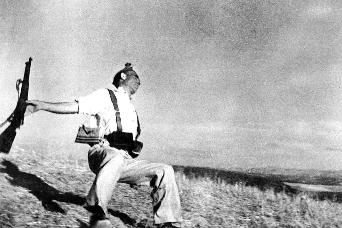 To zdjęcie przedstawiające śmierć hiszpańskiego żołnierza stało się ikoną fotografii wojennej.<br/>fot.Robert Capa