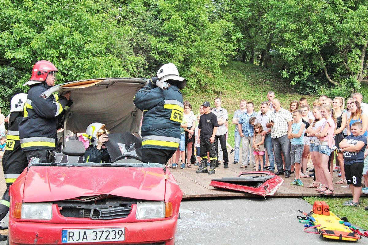Pokaz uwalniania poszkodowanego, zakleszczonego w samochodzie, w wykonaniu OSP w Husowie.<br/>fot.Roman Kijanka