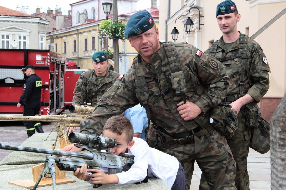 Przymiarka do karabinu strzelca wyborowego.<br/>fot.Roman Kijanka