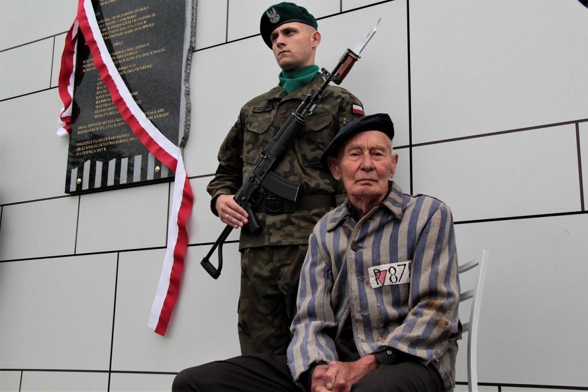 Kazimierz Kopeć, więzień hitlerowskich obozów śmierci był jednym z odsłaniających tablicę poświęconą ludziom, którzy tak jak on przeszli gehennę.<br/>fot.Roman Kijanka