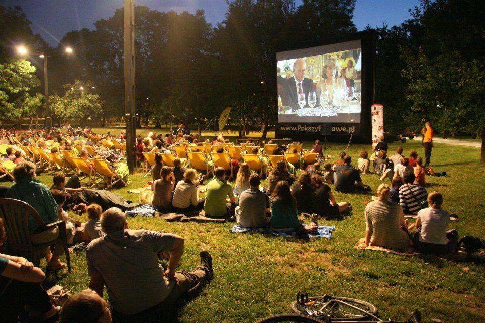 Pierwsze 100 osób, które  przybyły na przemyski Rynek, miało zapewnione wygodne leżaki. <br/>fot.ze zbiorów własnych