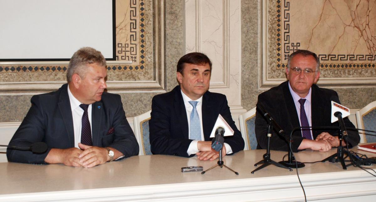 W konferencji prasowej, podczas której poinformowano o przypuszczalnej dacie pierwszego kursu nowego pociągu między Polską a Ukrainą, wzięli udział (od lewej): zastępca prezydenta Przemyśla Janusz Hamryszczak, dyrektor regionalny Kolei Lwowskiej Iwan Hrunyk oraz doradca Zarządu Lwiwskiej Zaliznytsi 