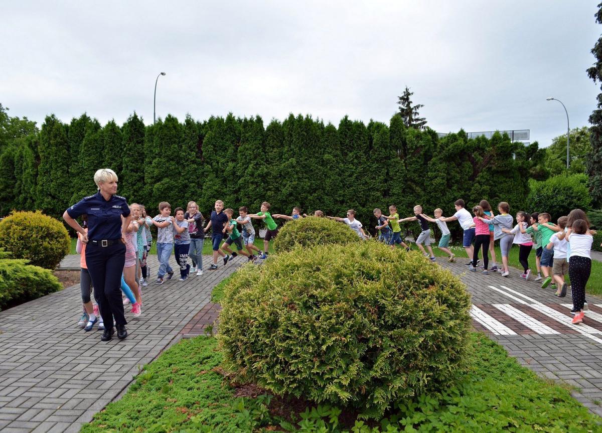 Po wysłuchaniu wzorcowej recytacji uczniowie utworzyli pociąg, który przemknął przez mieszczące się przy szkole boisko oraz miasteczko ruchu drogowego.<br/>fot.Aleksandra Białoń