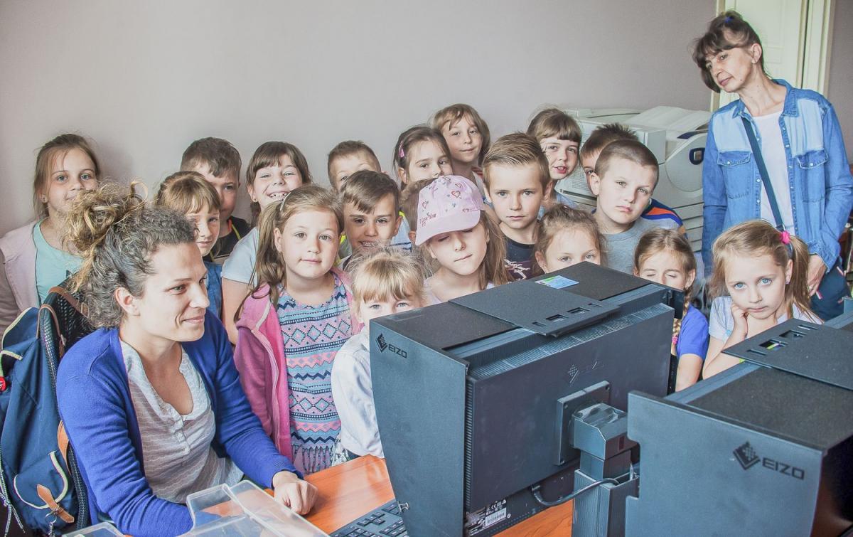 Sześciolatki z Przedszkola nr 11 z Oddziałami Integracyjnymi w Przemyślu w naszych skromnych progach (na zdjęciu w dziale technicznym ŻP).<br/>fot.Marcin Łabuda