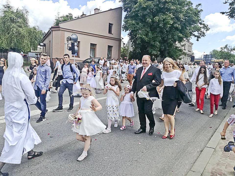 Waldemar Paluch z żoną towarzyszyli córkom Wiktorii i Mai w sypaniu kwiatów.<br/>fot.archiwum W. Palucha