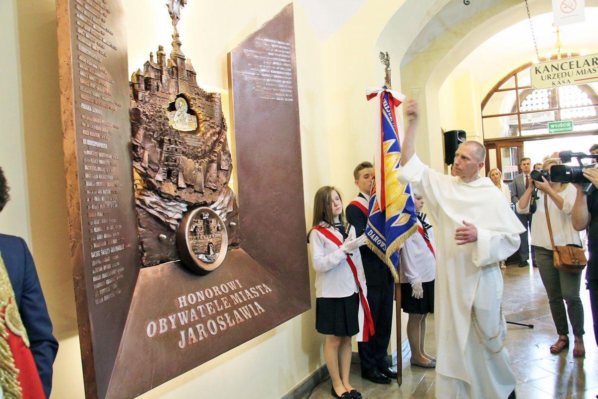 O. Jacek Skupień, przeor klasztoru oo. Dominikanów, poświęcił tablicę upamiętniającą 56 honorowych obywateli Jarosławia.<br/>fot.UM Jarosław