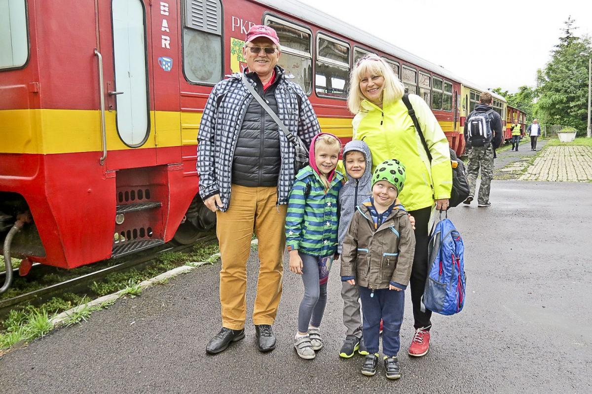 Mimo niesprzyjającej pogody państwo Danuta i Tadeusz Ciskowie 17 czerwca wybrali się z wnukami w podróż „Pogórzaninem”. Pochodzą z powiatu łańcuckiego, ale mieszkają obecnie w Warszawie.<br/>fot.Barbara Chmura