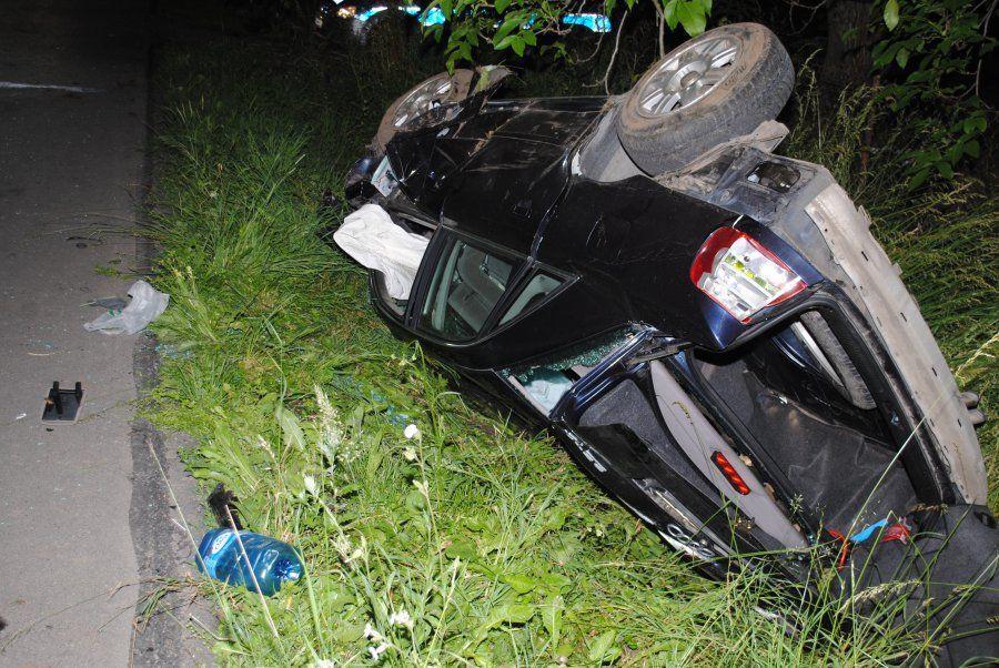 Kierowca i pasażerka audi trafili do szpitala. Kiedy na miejsce wypadku dotarł patrol policji z kańczuckiego komisariatu, obydwojgu rannym pierwszej pomocy udzielali już inni uczestnicy ruchu drogowego.<br/>fot.KPP Przeworsk