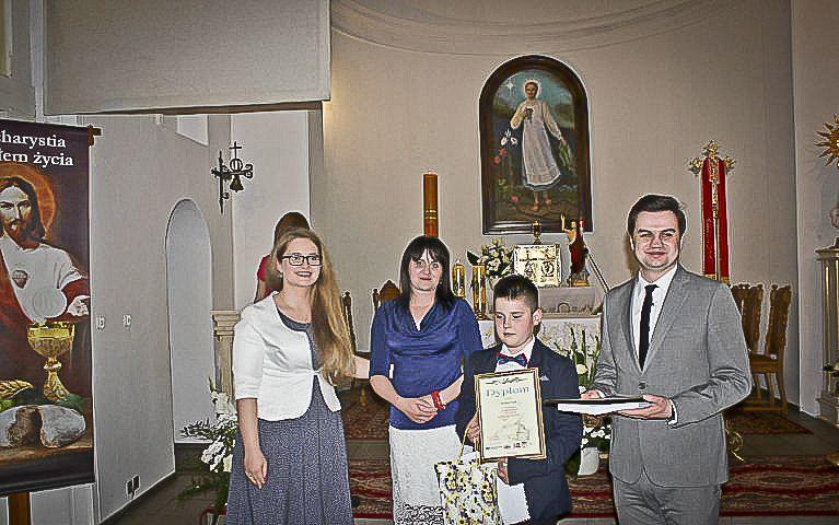 Wręczenie nagrody głównej. Od lewej: zastępca burmistrza Biskupca Katarzyna Nowakowska, mama Michała Agata Lalik, Michał i nauczyciel Grzegorz Piwowarczyk.