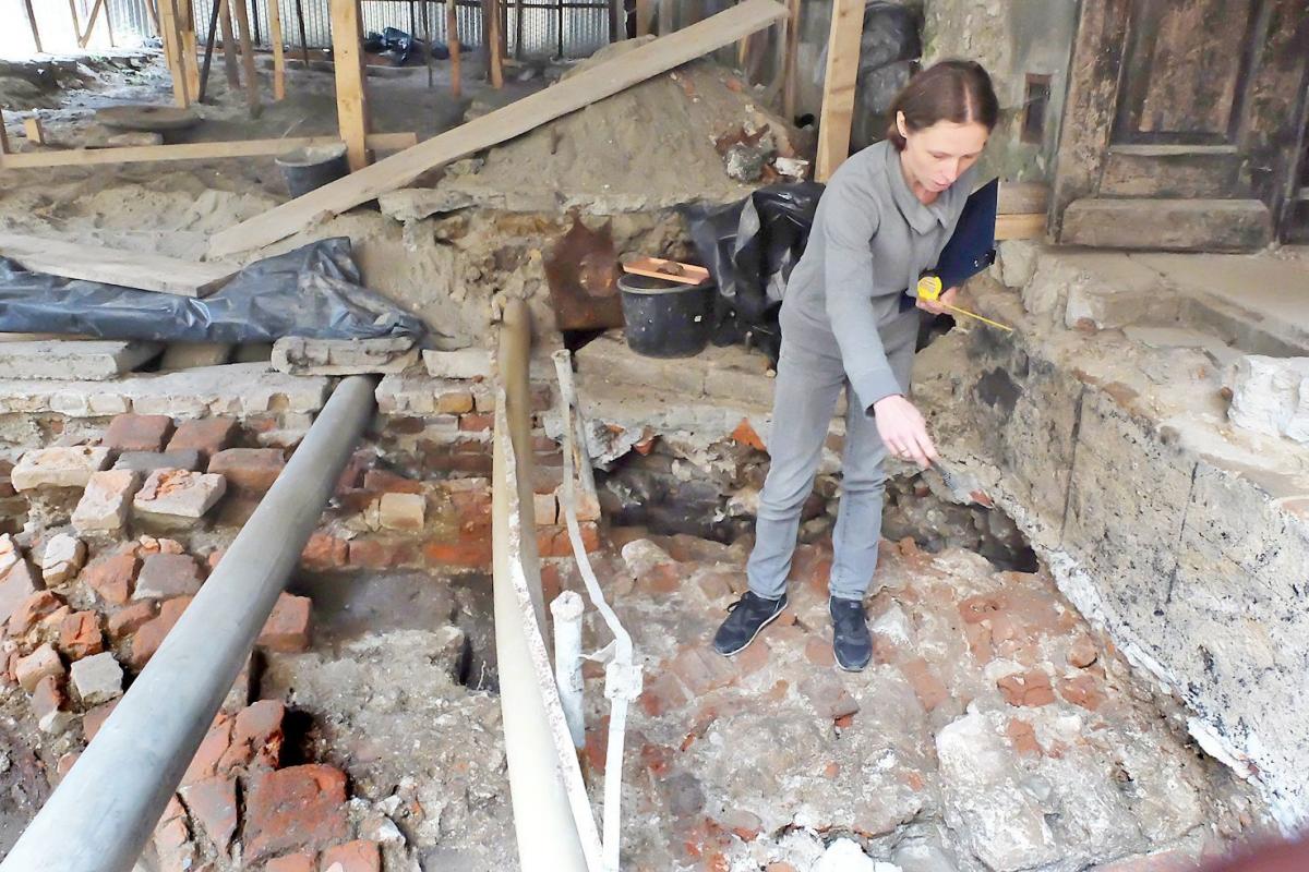 – Odsłoniliśmy fragmenty częściowo zniszczonego prezbiterium – objaśnia Magdalena Krzemińska.<br/>fot.Jacek Szwic