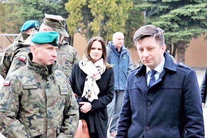 Anna Schmidt-Rodziewicz w jarosławskim garnizonie w towarzystwie wiceministra MON Dariusza Dworczyka oraz ppłk. Dariusza Słoty, dowódcy jednostki.<br/>fot.Roman Kijanka