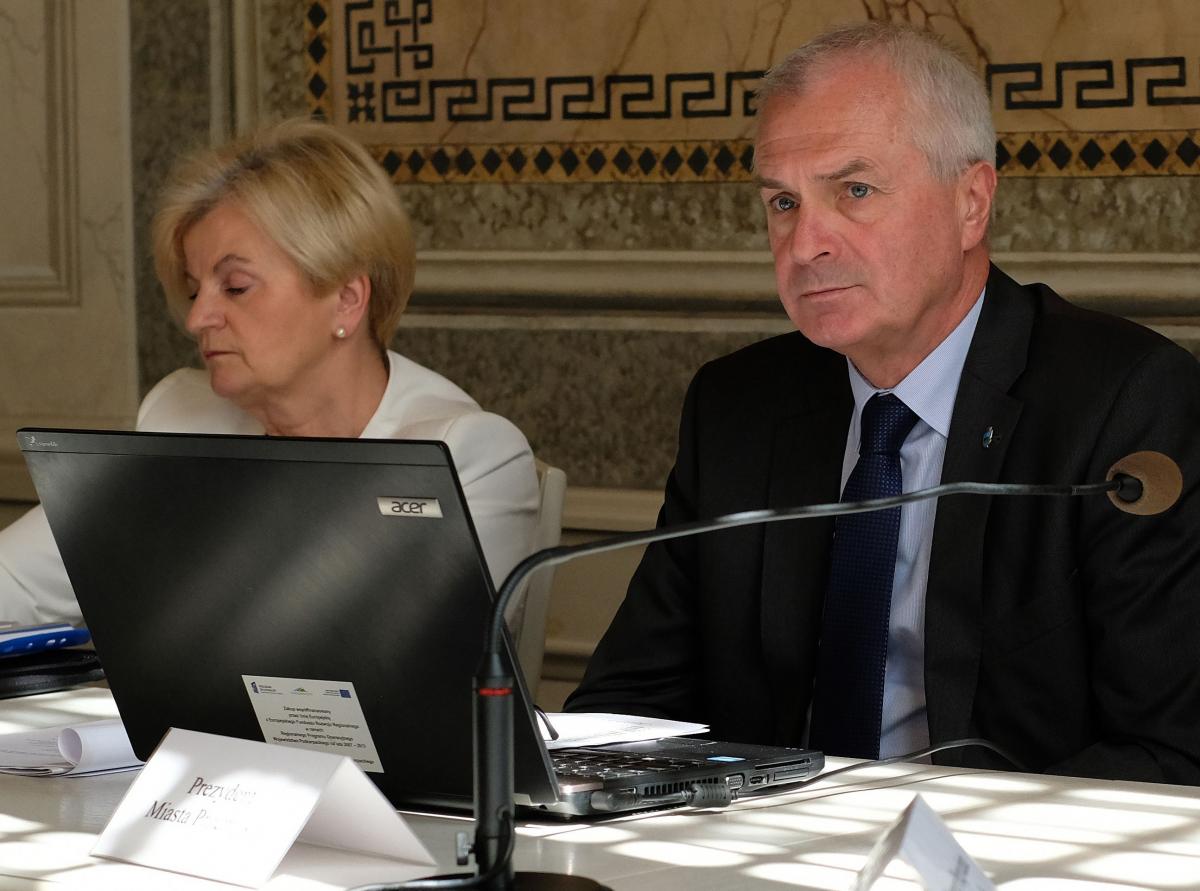 Głosowanie nad udzieleniem absolutorium prezydentowi miasta Robertowi Chomie  było przesądzone. I takoż się stało.<br/>fot.zbiory własne