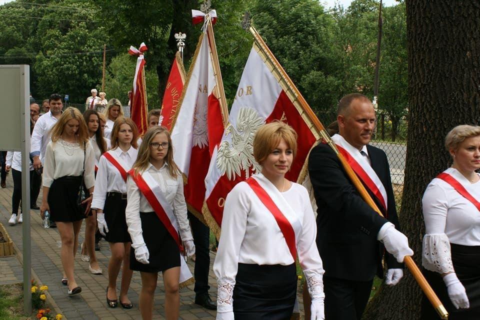 Młodzież z Zespołu Szkół w Stubnie w drodze na uroczystość w budynku szkoły.<br/>fot.ze zbiorów Zespołu Szkół w Stubnie